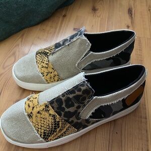 NWOT Unbranded women’s casual slip on shoes, size 9, light weight